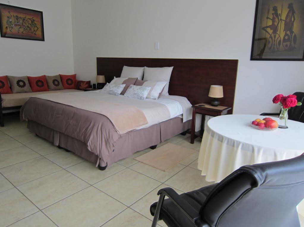 Amohela Guesthouse Midrand Exterior foto